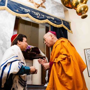 Mit einem jüdischen Gläubigen in der Judah Hyam Synagoge