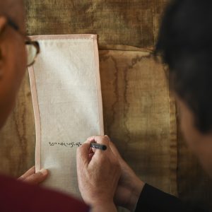Signieren der Rückseite eines Thangka 2014