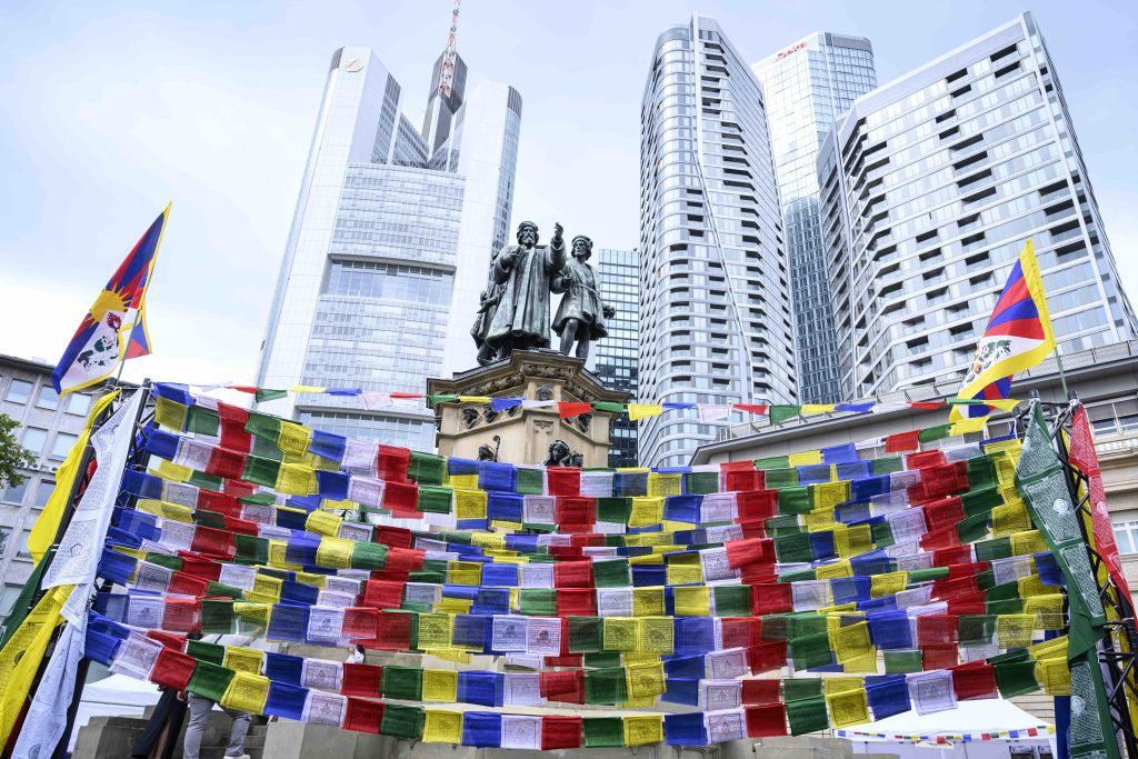 Tibet Fest | Tibet Haus, aufgenommen am Samstag (23.08.2025) auf dem Roßmarkt in Frankfurt am Main. Foto: Salome Roessler / lensandlight