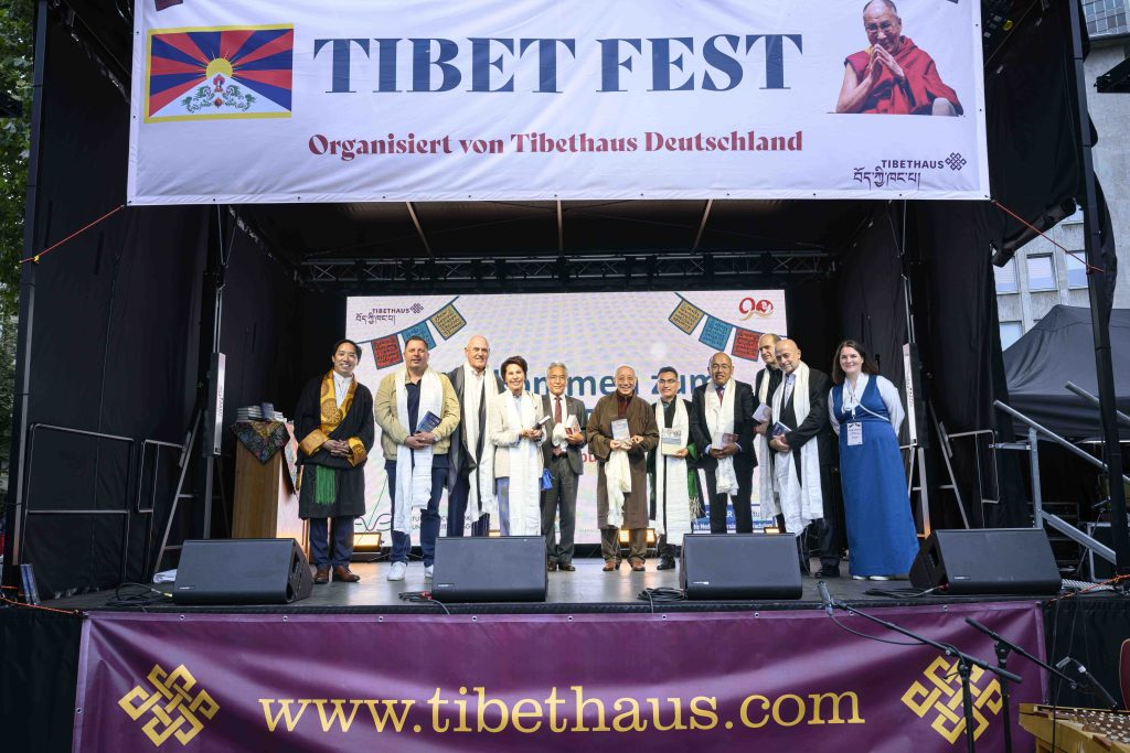 Tibet Fest | Tibet Haus, aufgenommen am Samstag (23.08.2025) auf dem Roßmarkt in Frankfurt am Main. Foto: Salome Roessler / lensandlight
