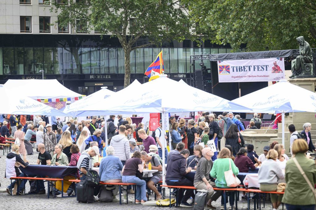 Tibet Fest | Tibet Haus, aufgenommen am Samstag (23.08.2025) auf dem Roßmarkt in Frankfurt am Main. Foto: Salome Roessler / lensandlight