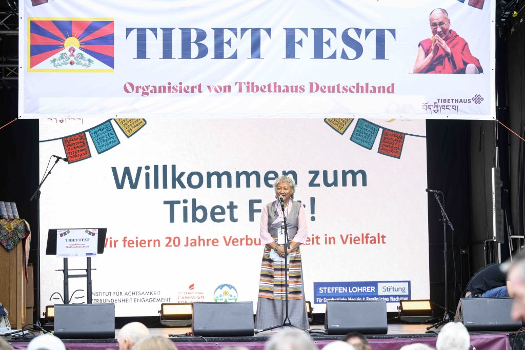 Tibet Fest | Tibet Haus, aufgenommen am Samstag (23.08.2025) auf dem Roßmarkt in Frankfurt am Main. Foto: Salome Roessler / lensandlight