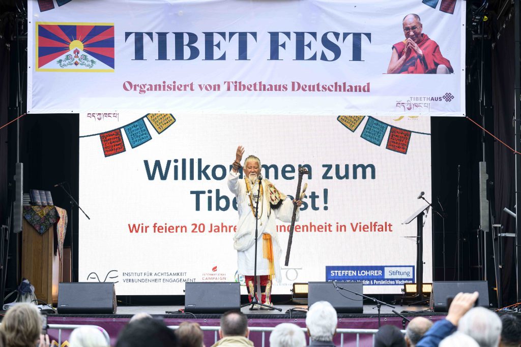 Tibet Fest | Tibet Haus, aufgenommen am Samstag (23.08.2025) auf dem Roßmarkt in Frankfurt am Main. Foto: Salome Roessler / lensandlight